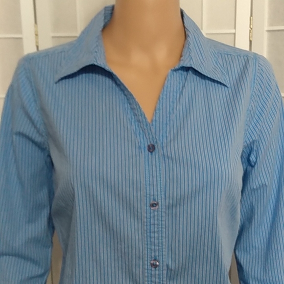 St. John's Bay Tops - 🧿St John's Bay blue and white pinstripe button down shirt